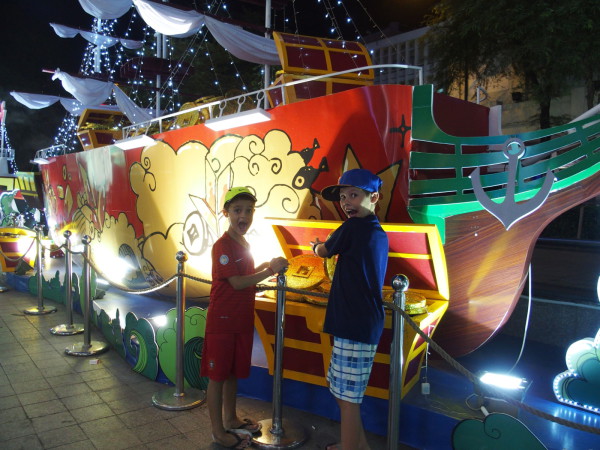 Titouan et Anton devant les décorations de Noël de Saigon - Vietnam
