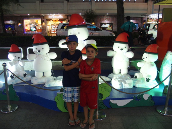 Titouan et Anton devant les décorations de Noël de Saigon - Vietnam