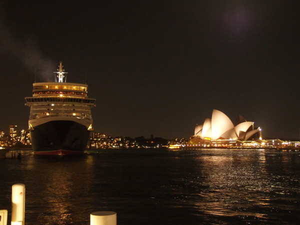 Queen Elizabeth I et Opéra de Sydney de nuit - Australie